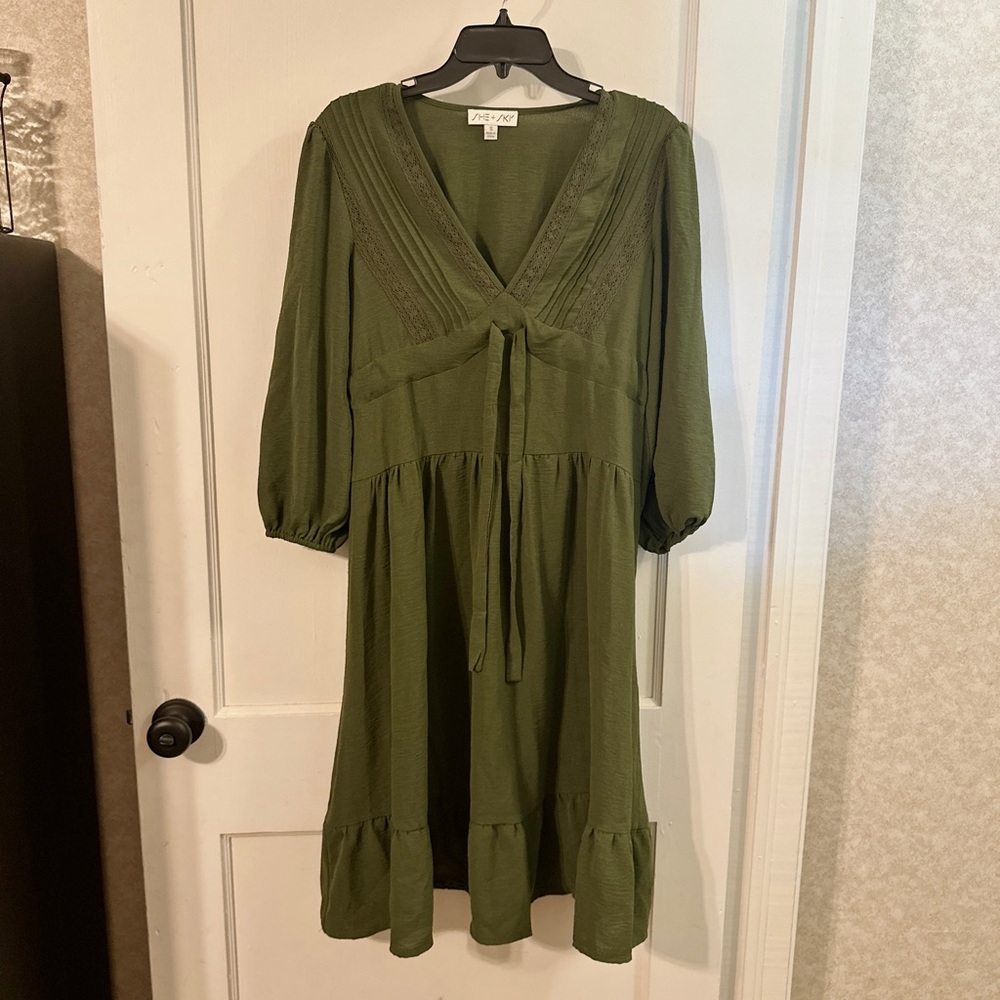 Beautiful green She + Sky Midi Dress size S